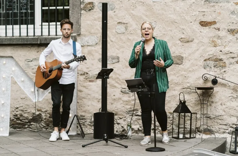 Hochzeitssängerin Leslie bei der Gala, romantische Musik und feierliche Atmosphäre.